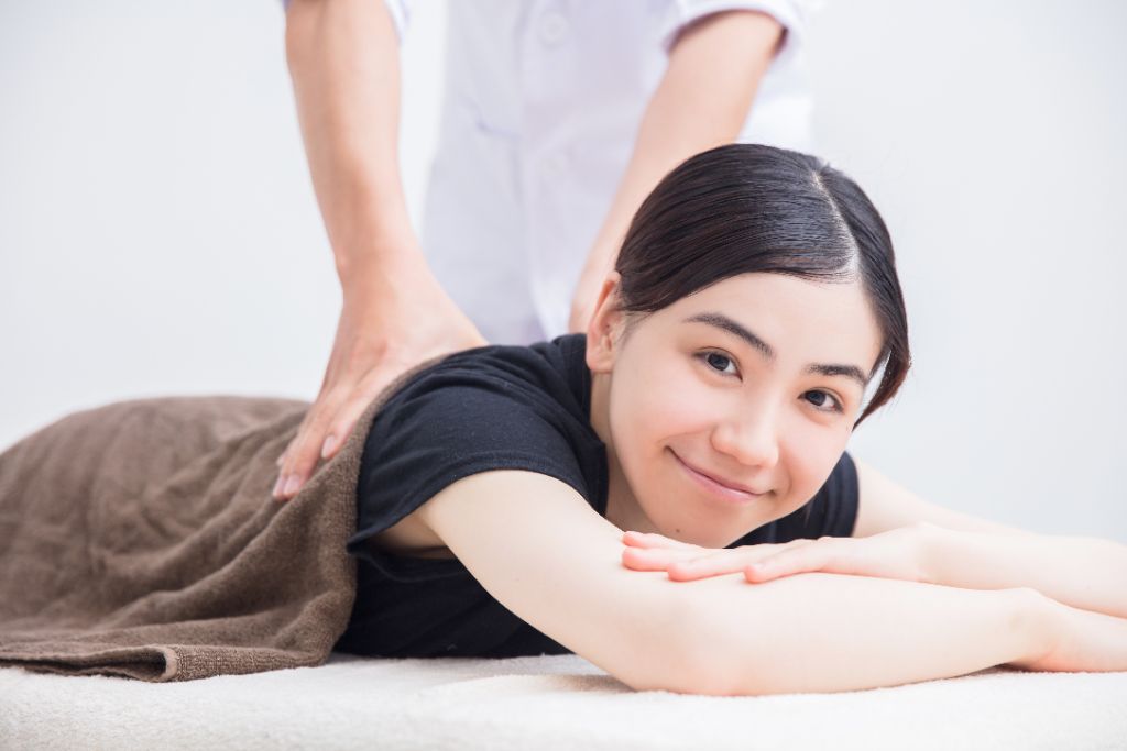 諫早整骨院で施術を受ける笑顔の女性