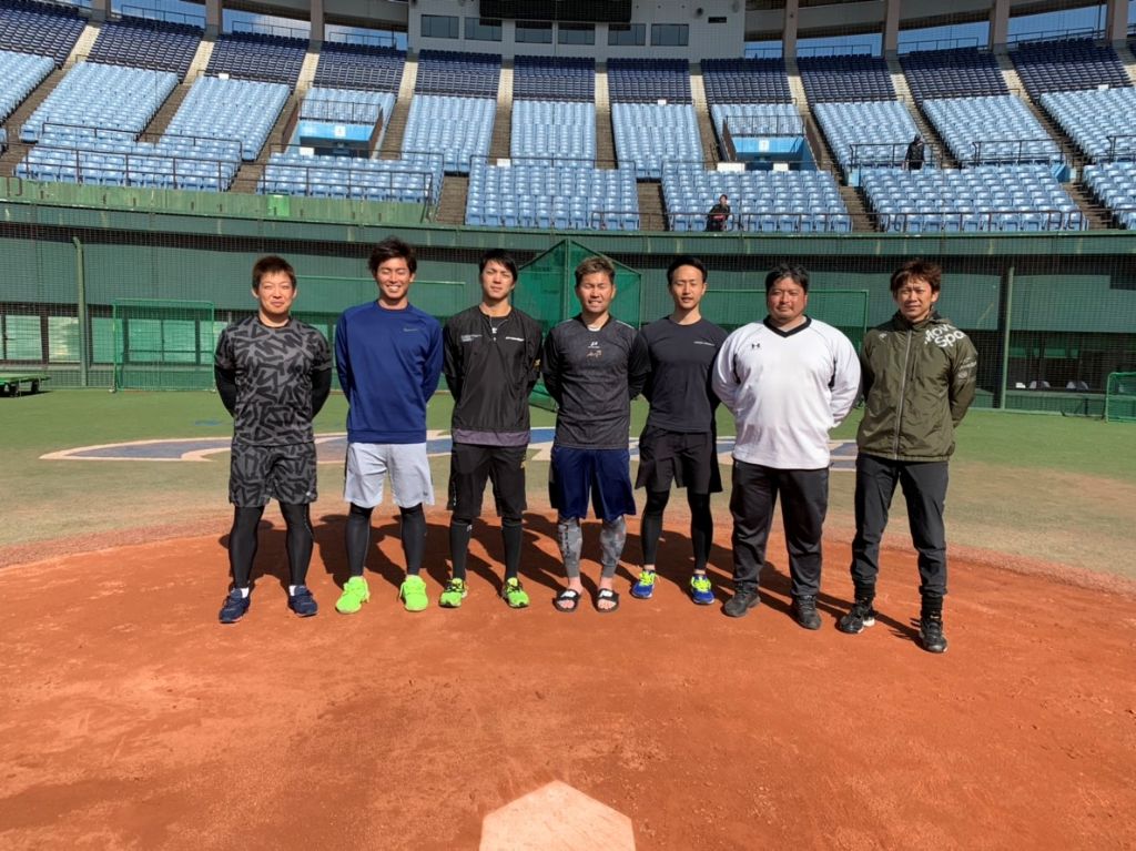 球場でのトレーナー集合写真